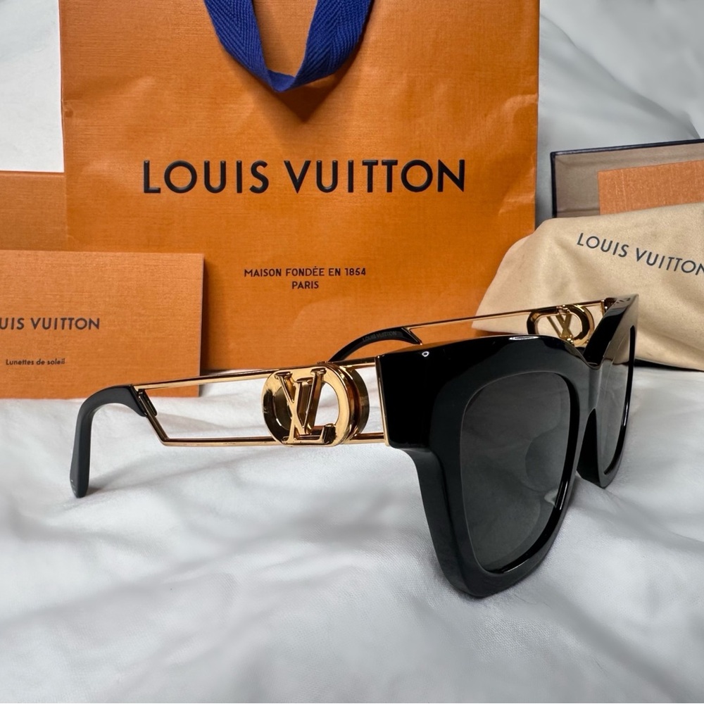 Louis Vuitton LV Link Light Cat Eye Sunglasses